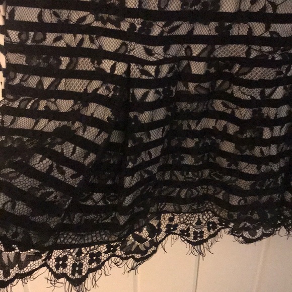 Black and white striped 3/4 top with black lace - Picture 3 of 4